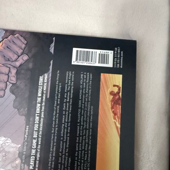 Injustice Gods Among Us Volume 1 and 2 - Picture 3 of 8
